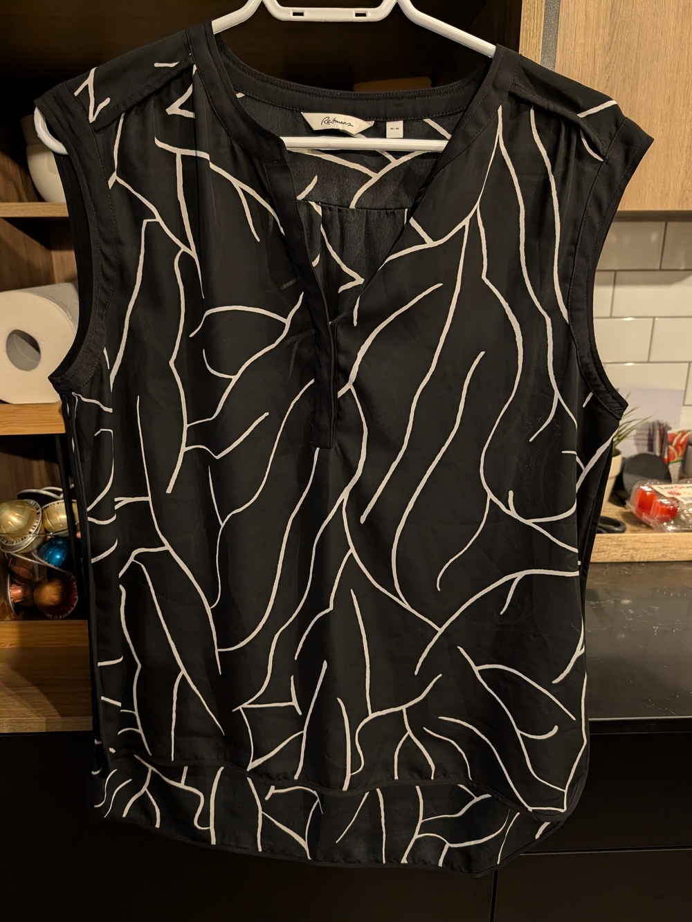 Reitmans Black Sleeveless V-Neck Abstract Line Print Camisole